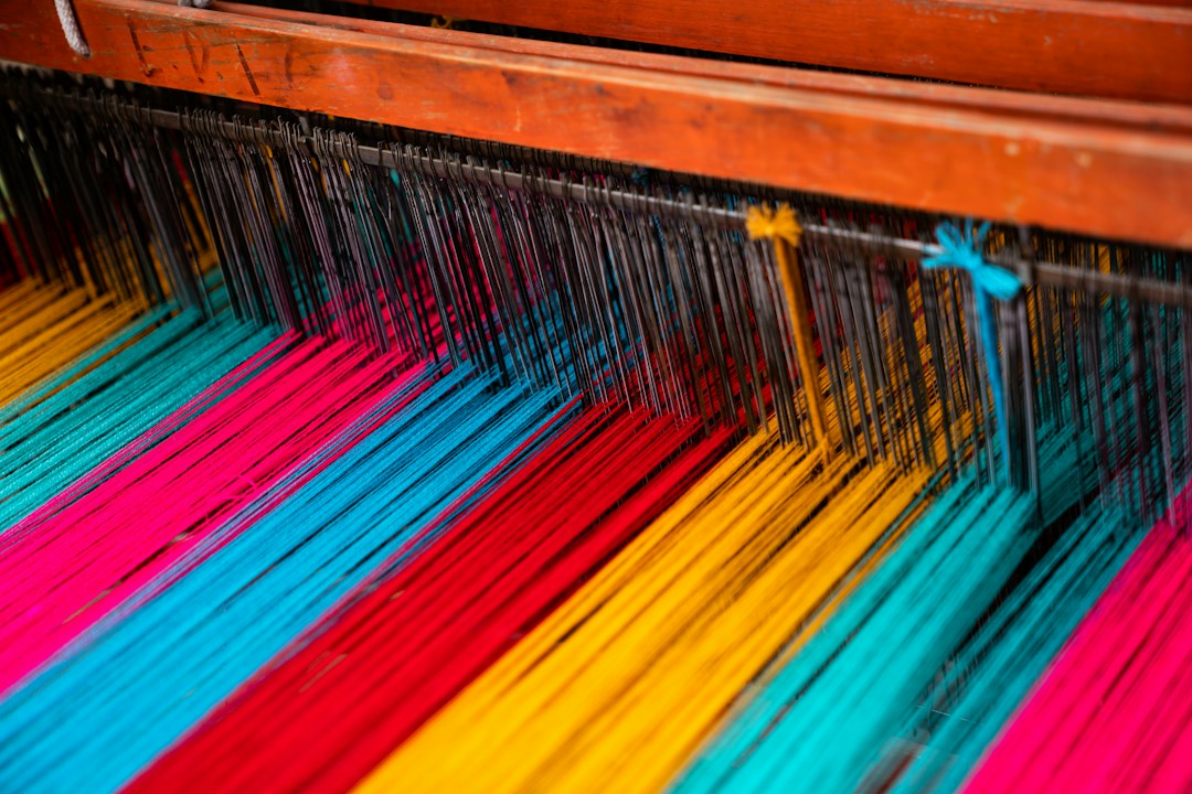Πολύχρωμα υφαντά, εικόνα αρχείου – Sergio Gonzalez / Unsplash